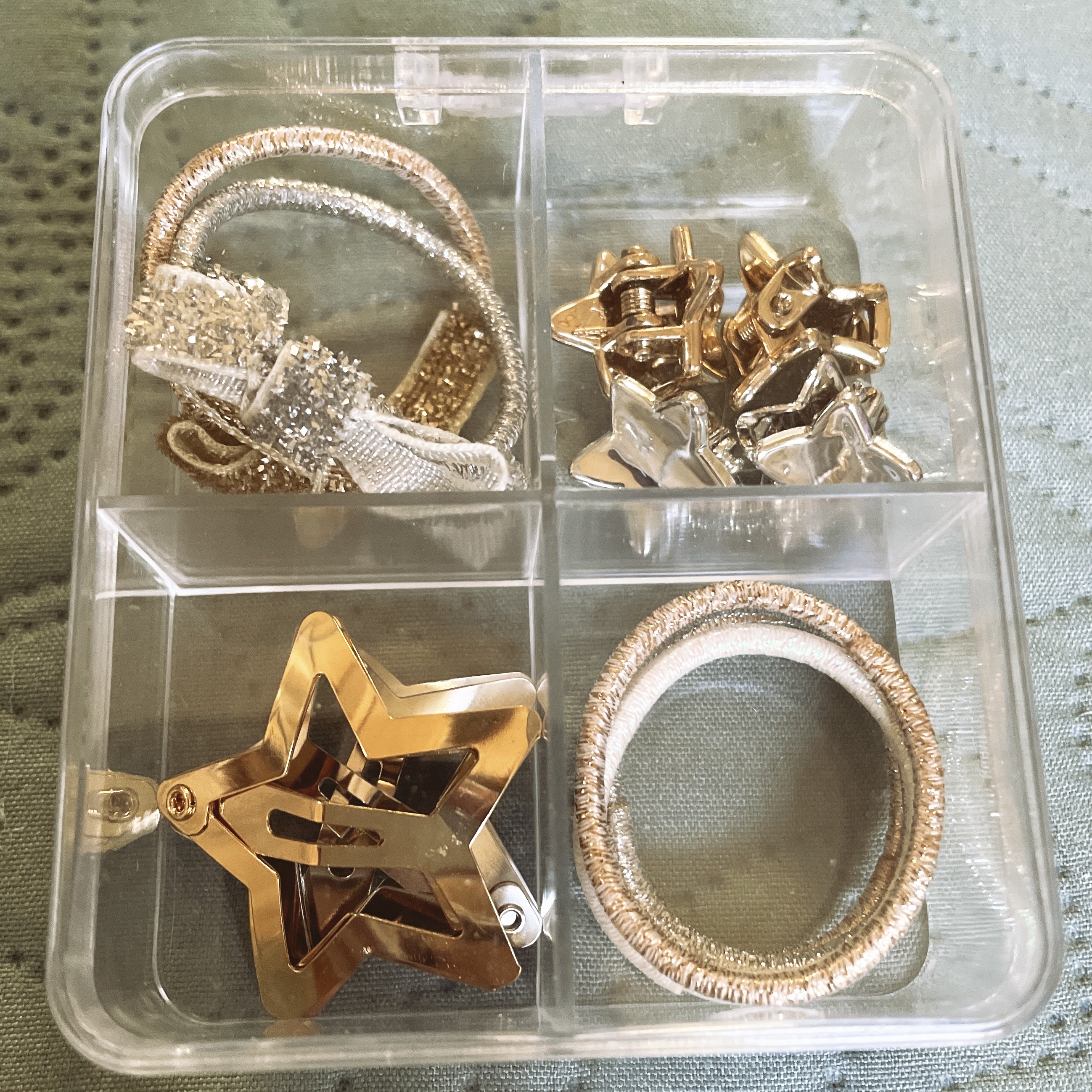 スリーコインズ

キッズ用のヘアアクセセット✨

ミニサイズのクリップ6こ
リボンヘアゴム2本
星型ピン4こ
ラメヘアゴム一色につき3本ぐらい
がクリアケースに入っています！

クリスマスシーズンの購入で500円ぐらい

全体的に小さいサイ