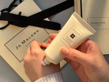 Jo MALONE LONDON イングリッシュ ペアー ＆ フリージア ハンド クリームのクチコミ「ハンドクリーム大好き♡

誕生日にお友達にリクエストしてプレゼントしてもらったハンドクリーム👐.....」（1枚目）