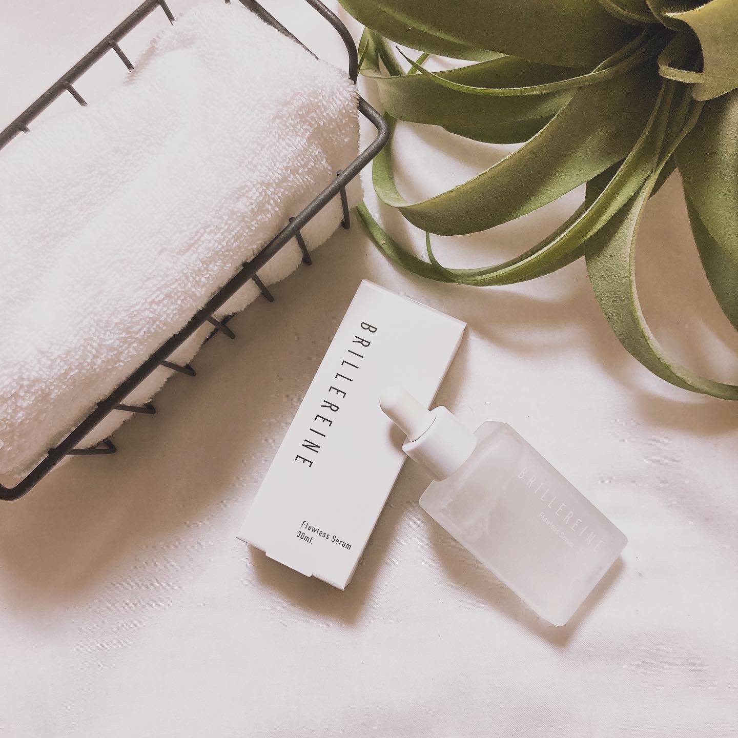 ヒト幹細胞培養液配合 導入美容液「フローレスセラム」を使ってみたよ♪

サラッとしたテクスチャーで気軽にエイジングケアを始めたい方にオススメ！

生まれ変わりを促すヒト幹細胞培養液
肌の生まれ変わりは年々スローペースになっていくから
それを