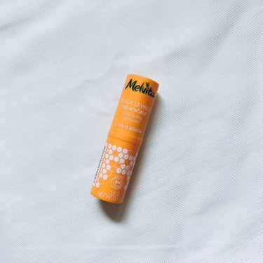 【リップクリーム】
Melvitaアピコスマ リッチリップバームです🍯
もったりしすぎず、しっかり保湿もされて良いです！


・テクスチャー
塗り始めは少し硬めに感じますが、何往復かすると体温で溶けて、