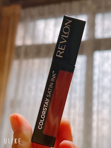 LDKプレゼント応募したら当選❤️
欲しかったものだったから嬉しい🎵



#REVLON
#レブロン カラーステイ サテン インク
#006 アイズ オン ユー


●16時間*1、落ちにくい！
　独自のフレキシブル カラー フィルム テクノロジー採用。
　フィルムのように唇を包み、唇の動きと一体化して、落ちにくい。
●色移りしにくい、自然なほのツヤ！
唇にとけ込むようになじみ、なめらかにフィット。マットとツヤの間の絶妙な、ほんのりツヤ感。
●うるおい続き、パサつかない！
　保湿成分 ブラック カラント シード オイル*2 ＆ ビタミンE誘導体*3配合。
　ピタッと密着するのに、快適なつけ心地。
●ほんのりフルーティフローラルの香り



私的オススメ✨
⭐️発色が好み❤️
⭐️落ちにくい❗️
⭐️チップが塗りやすい🎵

私的デメリット
💦持ち運びにくい



色がめちゃくちゃ好みでした✨
唇の色と馴染んでくれるので使いやすいです♪

全体的に塗って周りをぼかすのがオススメ🎵

マスクする場合はティッシュオフしてからつけないとマスクについちゃいます💦
軽くティッシュオフすればマスクにつかないし、ふんわりした発色になるので、メイクにも馴染ませやすかったです✨


 #本音レポ  #うるつやリップ 
#かわいい
#リップ
#プチプラ
の画像 その0