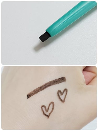 デジャヴュ
「密着アイライナー」クリームペンシル
<ダークブラウン>

1.5mm×3mmの滑らかな楕円芯で描きたい太さで描きたい所にテクニックレスで描けます。

密着成分配合+スーパーウォータープルーフ処方なので瞬時に定着し、皮脂・汗・涙・擦れからもしっかりと守ってくれます。   (クレンジングでは簡単に落とせました)

カラーは暗すぎないダークブラウンなので引き締め効果はちゃんとありつつもペンシル特有のふわっとした軽やかな印象に仕上がり◎

また美容液成分も配合されているのでメイクをしながら目元ケアも同時に叶いますし、肌を染めない顔料を使用しているのでくすみの元が残る心配もありません✧︎*。

これからどんどん暑くなりメイク崩れが心配な時期ですが、これなら滲まないので安心して使えるので沢山使いたいと思います‎♡の画像 その1