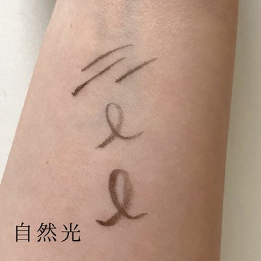 【K-Palette　1DAY TATTOO プロキャスト ザ・アイライナー】



今回はペンシルから乗り換えたらめちゃくちゃ良くて今ではめちゃくちゃお気に入りのアイライナーになってしまったK-Paletteさんの商品をご紹介します😳






✂ーーーーーーーーーーーーーーーーーーーー



【商品】
K-Palette
1DAY TATTOO プロキャスト ザ・アイライナー
02 ショコラブラウンブラック
¥1,650



【特徴】
⚪︎スーパーウォータープルーフ

めちゃくちゃ擦れに強くて、購入してから１ヶ月ほど経ちましたが崩れたことはないです。
ドライアイで目元が崩れやすいのですが、朝作った状態を落とす時までずっとキープしてくれます。普通に日常生活(強く目を擦ったり号泣したりしない)を送っていればまず崩れる可能性は低いと言えます☺︎



⚪︎(擦れば)お湯で落ちる
(写真は乾いたティッシュで擦ったものです)

ティッシュにお湯を含ませて擦ってみたところ、少し落ちにくいです。強めに擦れば取れますがスルッと落ちる感じではないのです。目元は皮膚が薄くて敏感なところなので強く擦りたくないですよね🥲
私はクレンジングオイルで落とすので問題はないですが、お湯だけでクレンジングしたい方は注意が必要です🚨




⚪︎描きやすい

めちゃくちゃ描きやすいです。
それに細く描けるので失敗しにくいです。
私はメイク始めたての時にリキッドを置きらめてから何度か挑戦するもその度に諦めていました。
しかし再度このアイライナーで挑戦してみたところスーッと上手に弾けたのです！
今までペンシルアイライナーに頼っていた私が、、嬉しい❤︎

技術的なことももちろんありますがアイライナーの描きやすさに重要ですよ！



⚪︎外的ストレスからガード&潤いケア

乾燥や花粉、ほこりから目元を守ってくれるみたいで肌荒れも防いでくれるみたいです！((優秀、♡



⚪︎発色が良い、無臭

美発色と謳っているだけあってとても綺麗についてくれます。かすれやペン先の乱れもないし匂いもしません。







【how to】
初めて使う時、色が出にくい時はペン先を下向きにして少し振ると良いですよ🙆🏻‍♀️







【どこで購入したか】

私はドラッグストアで購入させていただきました！
※1DAY TATTOOシリーズはいくつか種類がありますので気を付けてください！
※今回紹介したプロキャスト ザ・アイライナーも何色かあるのでテスターなどで見てみてくださいね😉






✂ーーーーーーーーーーーーーーーーーーーー


#K-Palette
#アイライナー
#1daytattoo 
#BESTプチプラコスメ 
 #期待越えコスメ の画像 その2