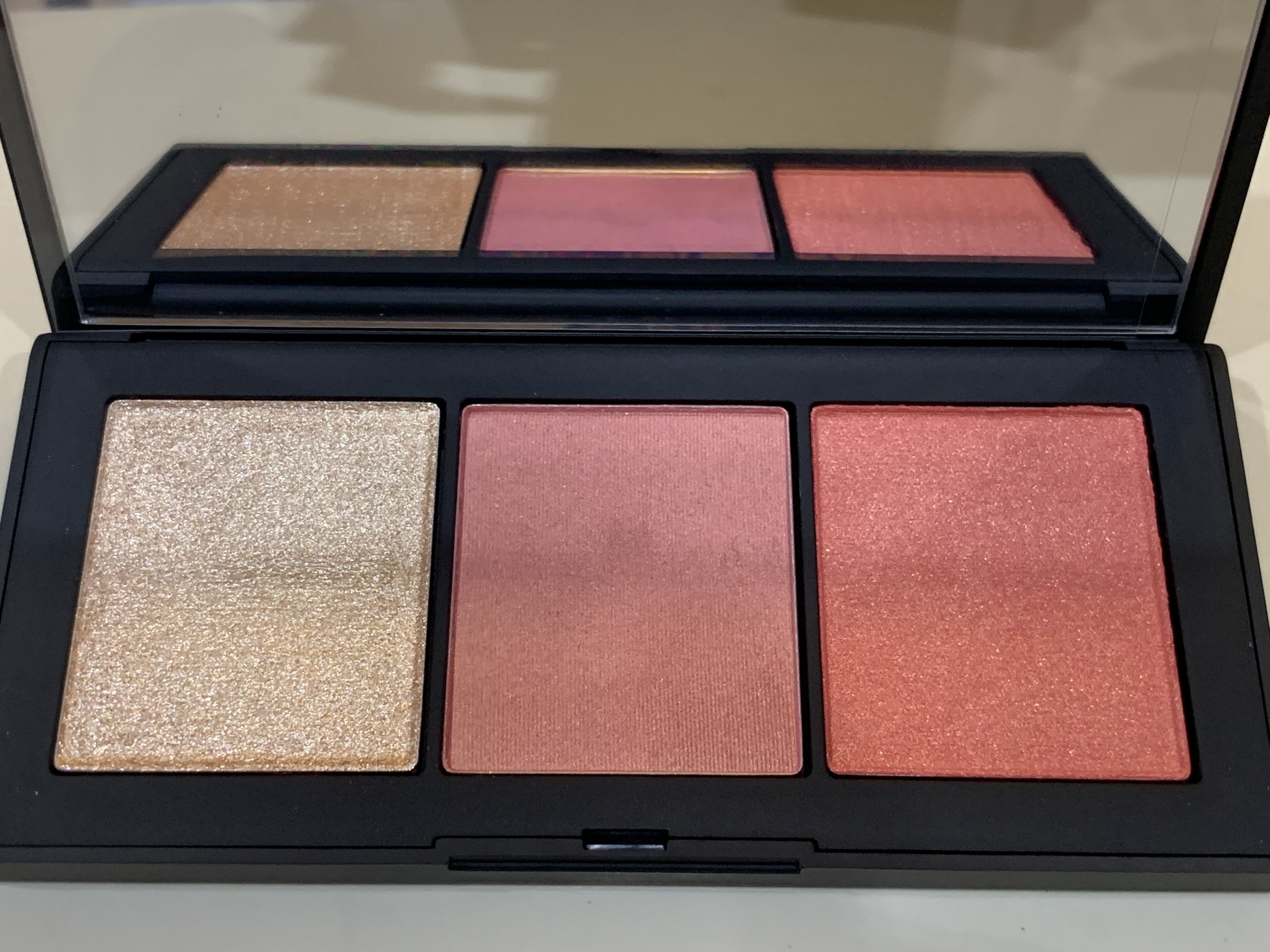NARS オーガズムX チークパレットのクチコミ「
NARS
ORGAZM X CHEEK PALLETE




これもリニューアルしたのよね.....」（1枚目）