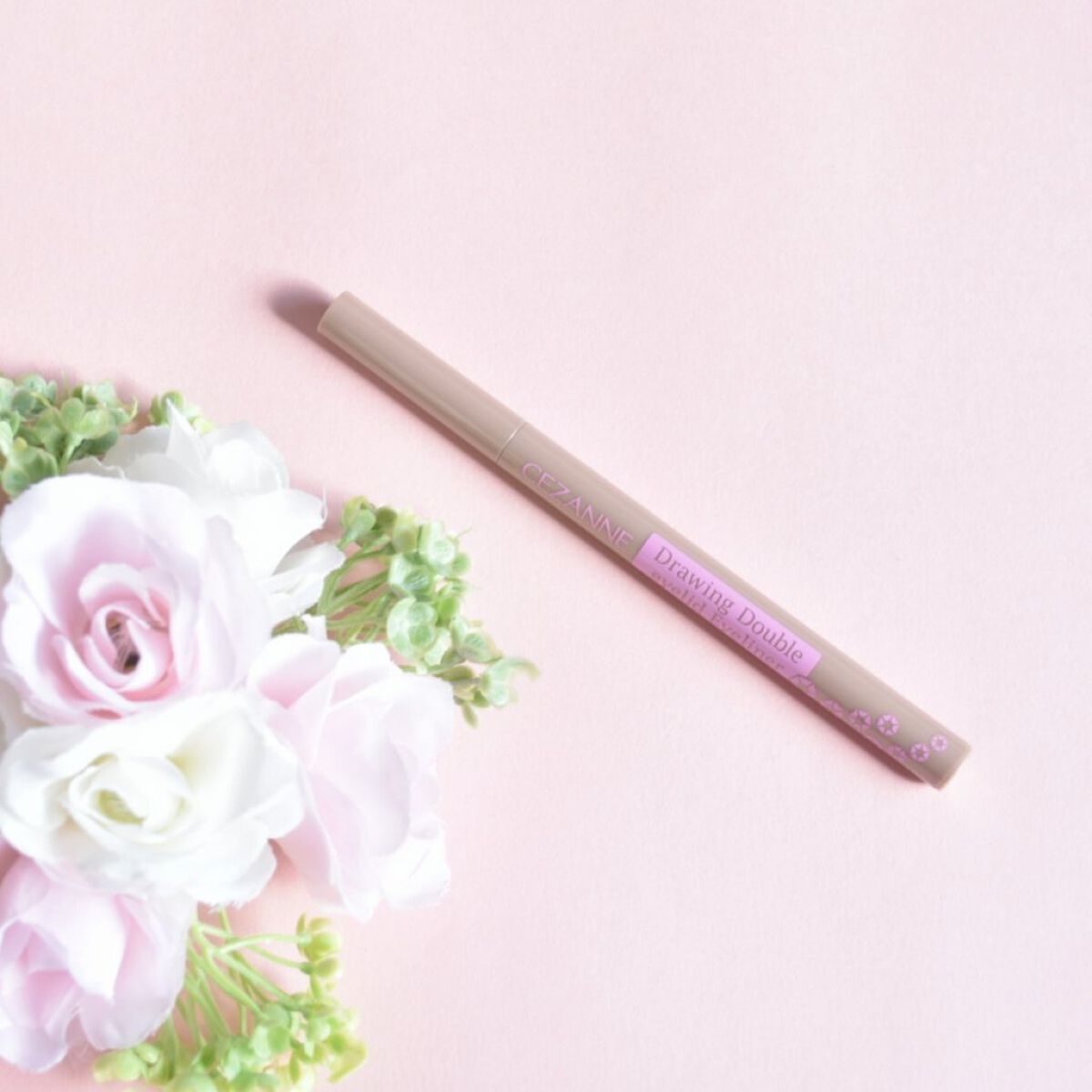 色白、ブルベにおすすめの肌に馴染むブラウングレーの仕込みアイライナー

今回購入したのはセザンヌの描くふたえアイライナーです。

その名のとおりにふたえを強調させる薄いブラウンのアイライナーでふたえラインにはもちろんのこと涙袋を描く際にもぼ