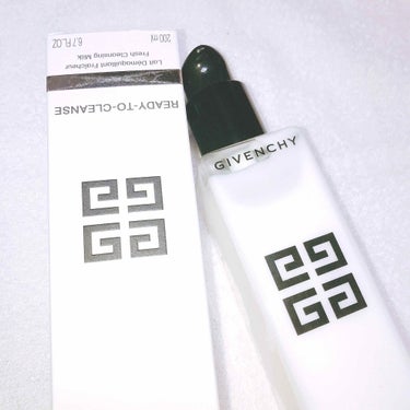 GIVENCHY
レディ トゥ クレンズ ミルク
200ml

￥5,000(税抜)

洗い上がりしっとりの乾燥肌向けクレンジングミルクです。ポイントメイクは落ちにくいので、先にリムーバーを使っています