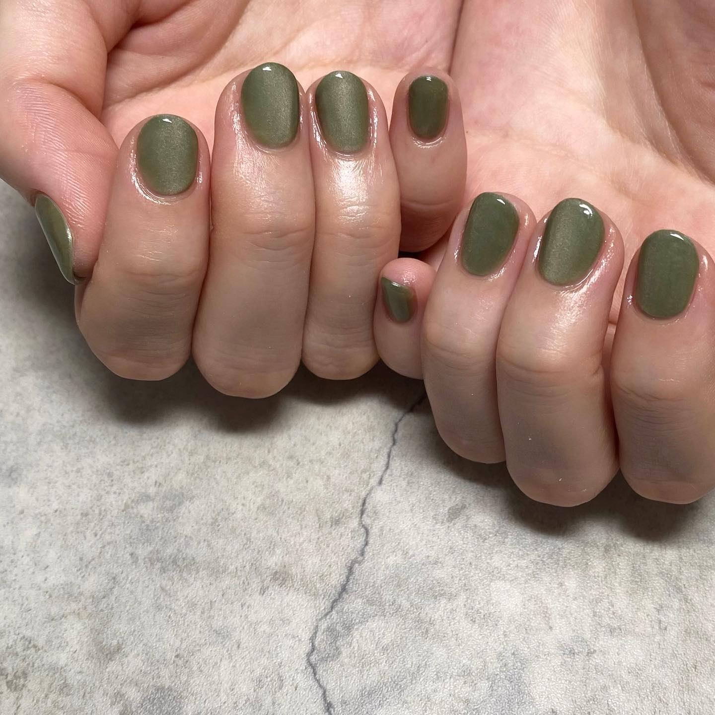 #マグネットネイル,#ワンカラーネイル,#カーキネイル,#秋ネイル,#冬ネイル,#トレンドネイル,#ちび爪ネイル,#オフィスネイル,#大人ネイルのネイルデザイン