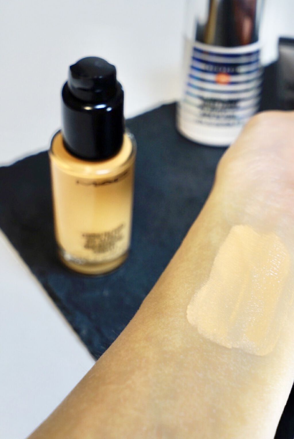 スタジオフィックス フルイッド SPF 15 NC25（標準色）/M・A・C/リキッドファンデーションを使ったクチコミ（3枚目）