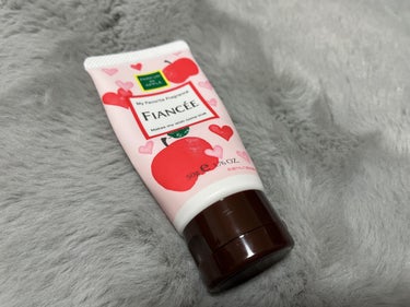 フィアンセハンドクリーム 恋りんごの香り

使い切りレビュー🍎

甘いリンゴの香り🍎
可愛らしい匂いがします🥰

しっとり潤う感じです！スマホを触ると少しペタペタします…

レビューを見て1年前に購入。購入当初は甘い香りが好きだったので、好んで使用していました〜

最近は、柑橘系の香りが好みなのでリピはしません😢

500円代でプチプラなので、気軽に試せると思います☺️

#フィアンセ
#ハンドクリームの画像 その0