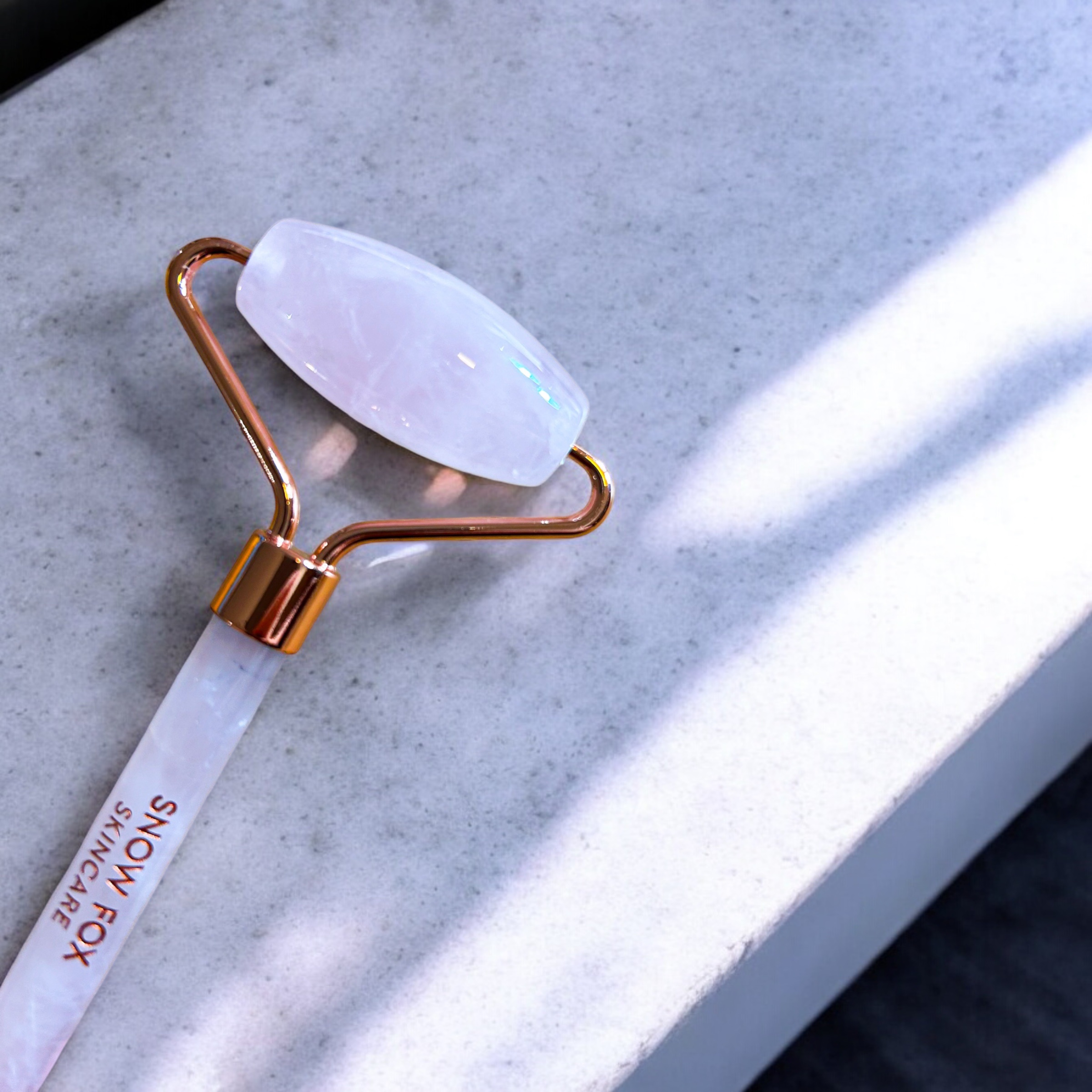 ローズ クォーツ フェイシャル ローラー/SNOW FOX SKINCARE/その他スキンケアグッズを使ったクチコミ（3枚目）