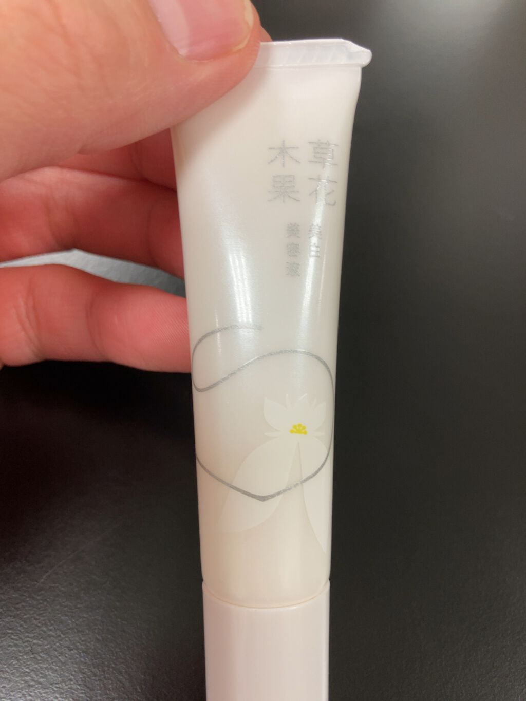 草花木果 美白美容液のクチコミ「草花木果美白美容液

乳液状の美容液、粘度は低め、塗り拡げやすい使用感ですね。

塗り拡げてい.....」（1枚目）