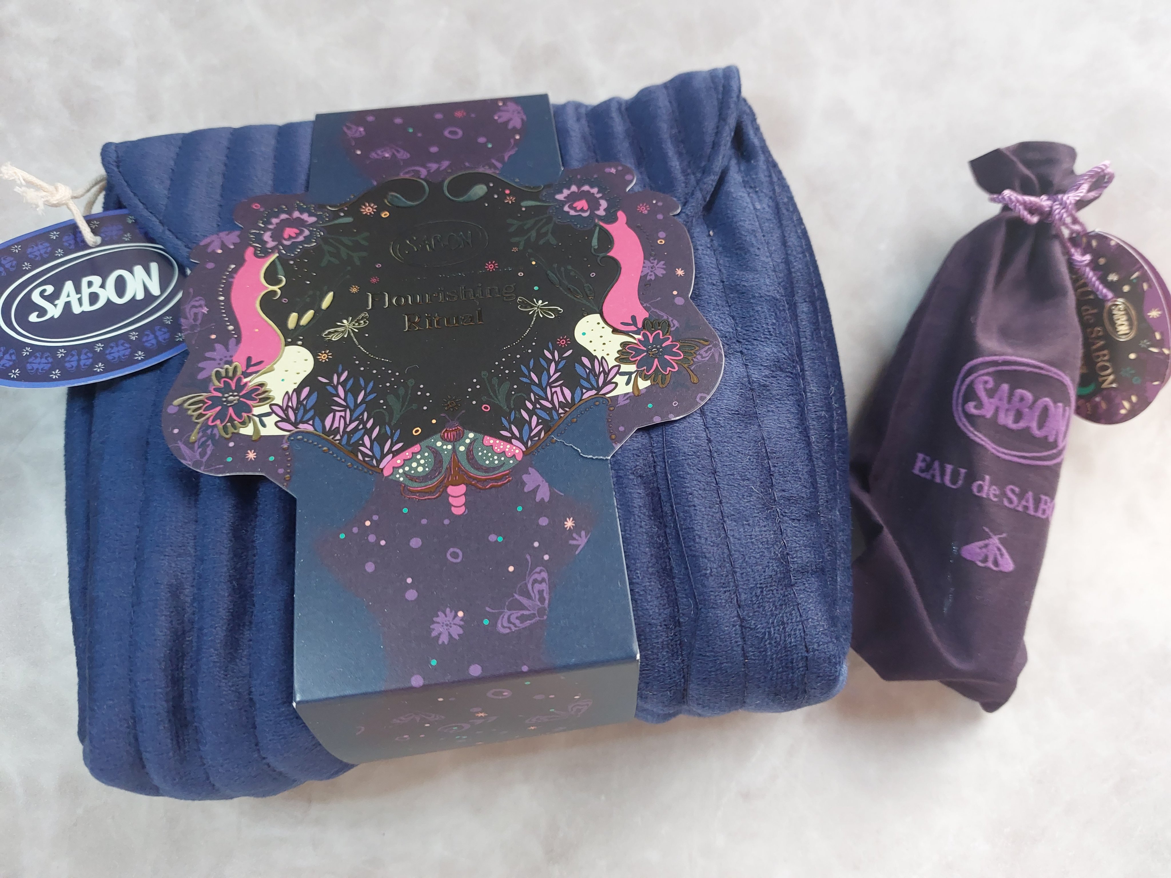 （記録用）

2024ホリデーアイテム最初の購入品✨

SABON 
ベルベットギフト スターライト・ブーケ
オー ドゥ サボン 30mL