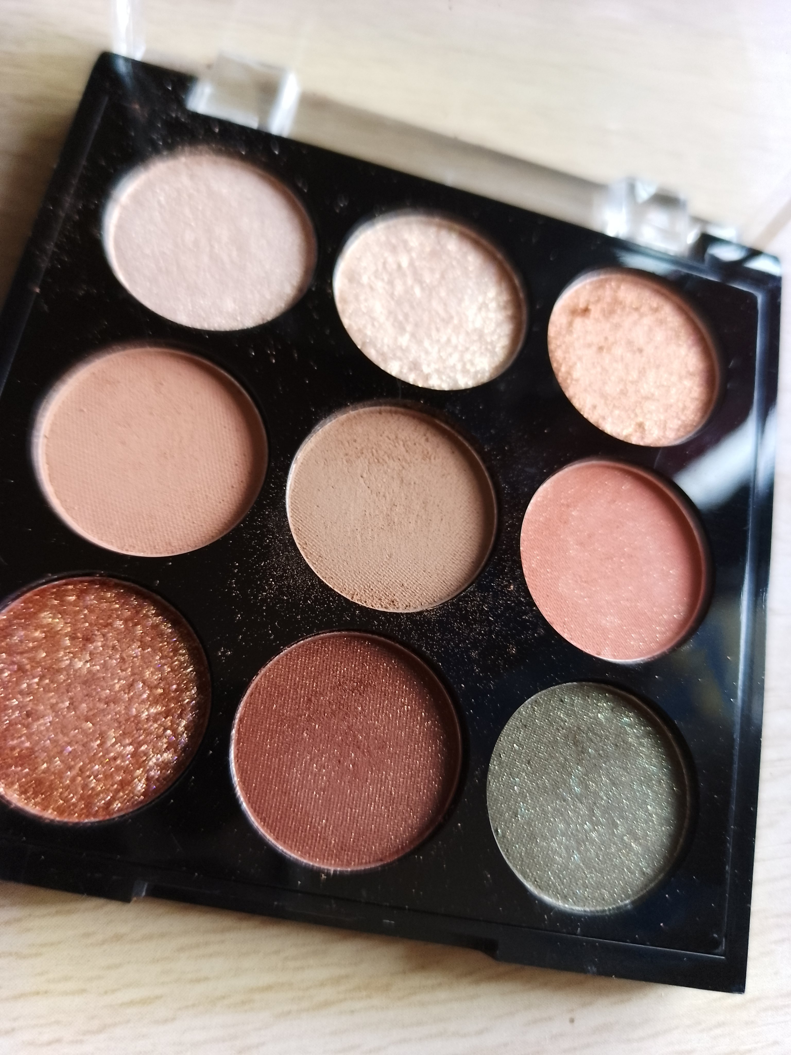 ＵＧＴ　ドットアイカラーパレット 03c　フォレスト/U R GLAM/アイシャドウパレットを使ったクチコミ（2枚目）