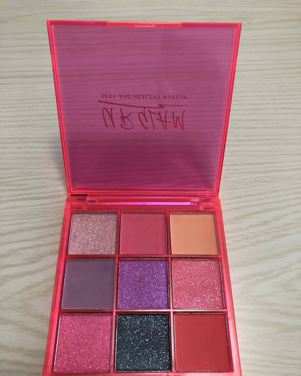 colorful_sounds_uhq on LIPS 「URGLAMアイシャドウパレットからネオンカラーが出てた!ラメ..」(2枚目)