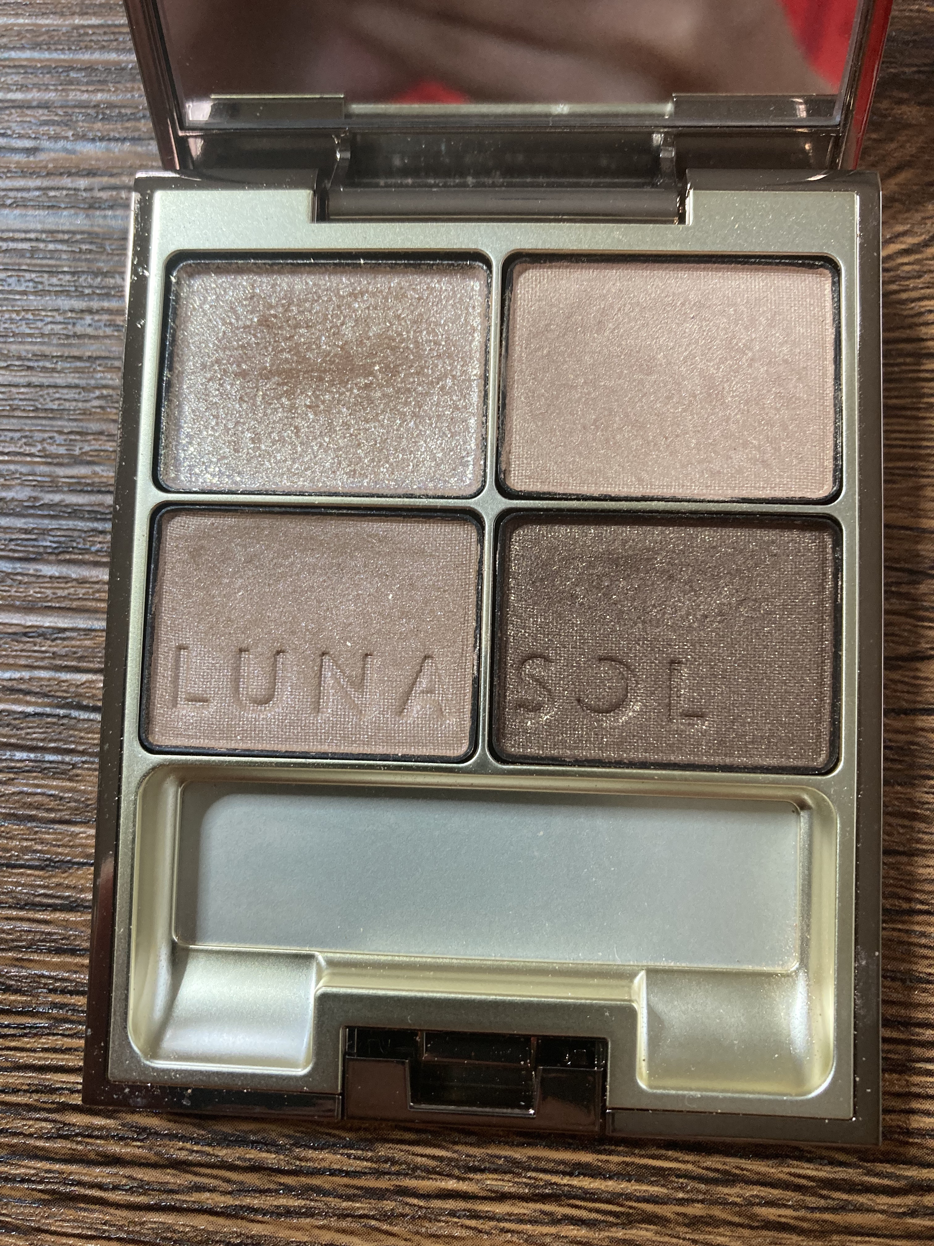 LUNASOL
スキンモデリングアイズ　01

大好きなルナソル様のアイシャドウ。

リピートしました！！

アイシャドウのリピートは人生初。

イエベ秋の私は、このアイシャドウが本当にしっくりきます。

肌馴染みの良いベージュベースで、オ