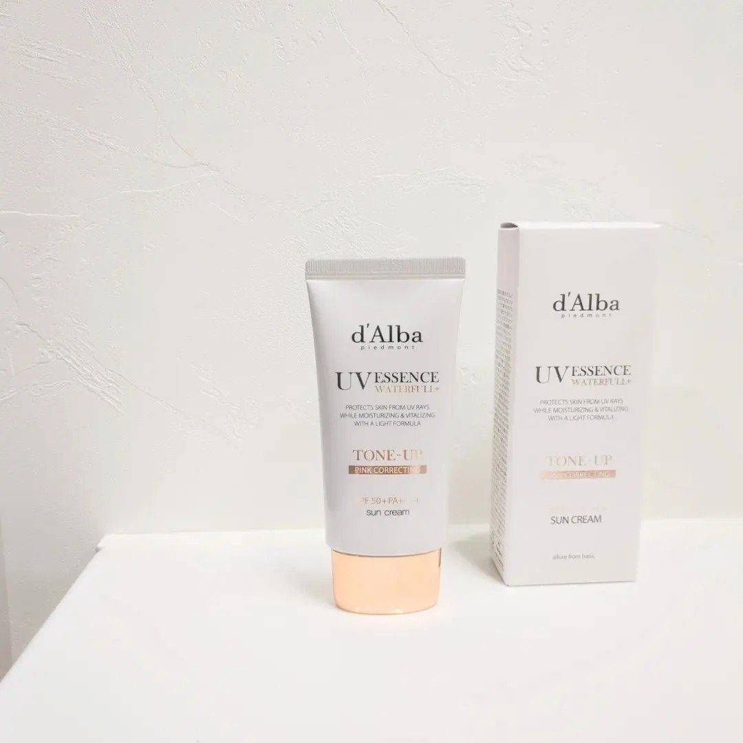 ダルバ　
ウォータフルトーンアップサンクリーム

使用感は馴染むまでは重ためで白くて浮くかなと感じましたがくるくると馴染ませるとアッという間に肌に馴染みました！
ベタつきも少なくて肌を自然にトーンアップするので日焼けシーズンでも使いやすいな