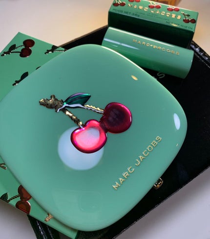 o!mega glaze all-over foil luminizer – very merry cherry edition/MARC JACOBS/パウダーハイライトを使ったクチコミ(1枚目)
