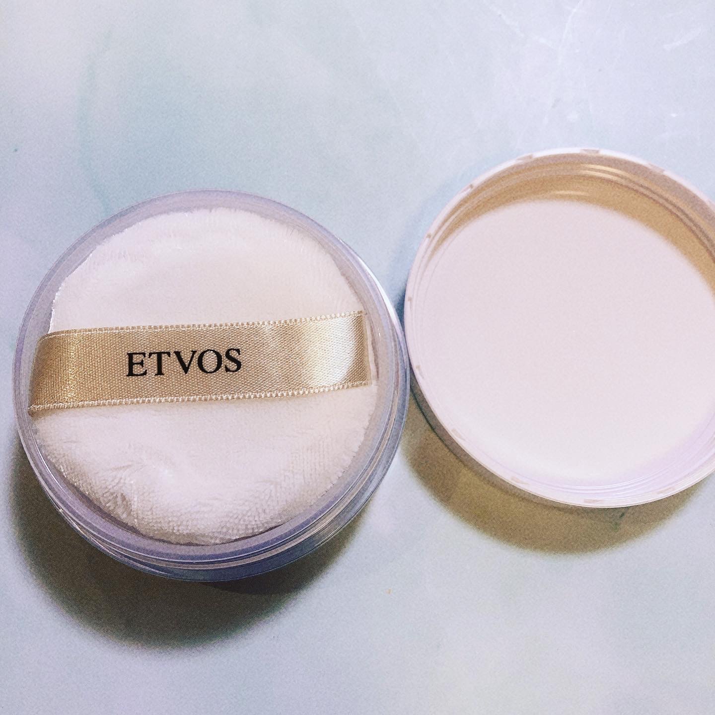 ミネラルUVパウダー ペールラベンダー(松尾たいこ氏限定デザイン)/エトヴォス/ルースパウダーを使ったクチコミ（2枚目）