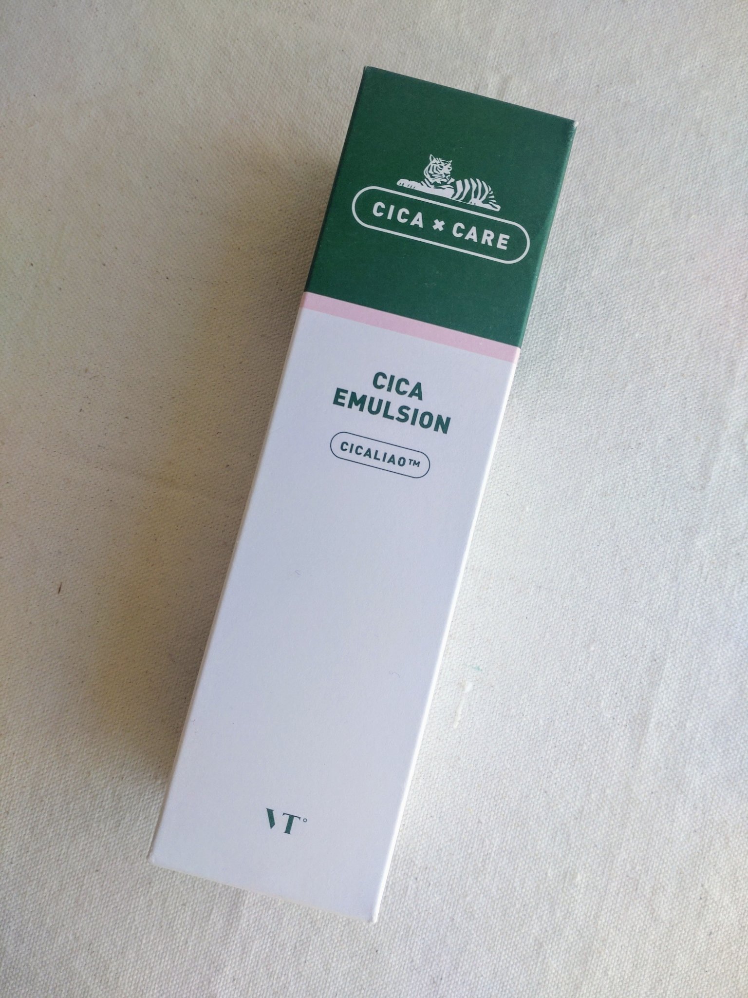 VT　CICA エマルジョン

────────────

とろみのあるテクスチャーだけど、伸びがよくスルスルっと肌に馴染んでいきます。

程よい保湿感でしっとりだけど、ベタつきがないところが気に入ってます！
重さやベタつきがないので朝のス