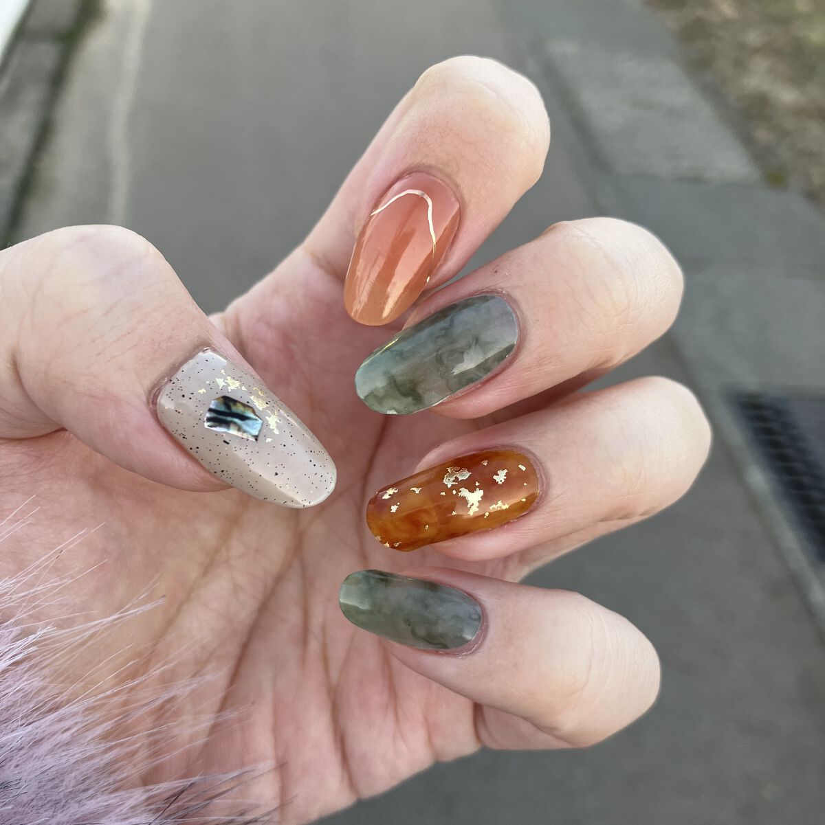 ohoraセミキュアジェルネイル
やっぱりもちが良くて好き
2週間はいける！
今回は急いで貼ったから端の潰しが甘かった
ニュアンスネイルかわいい🫶