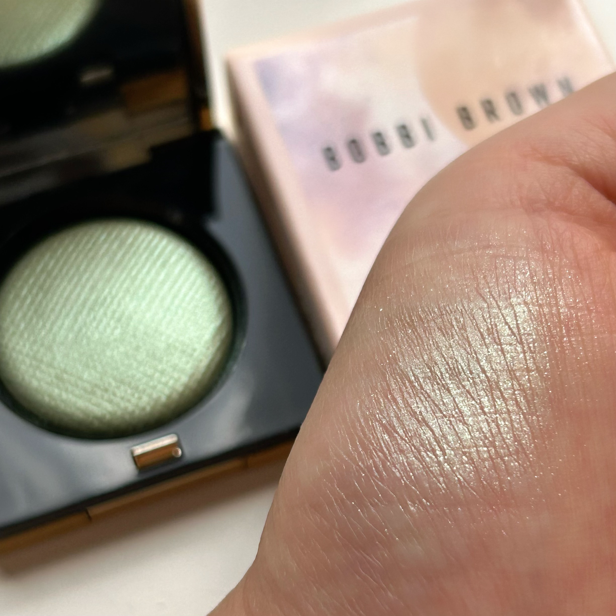 リュクスアイシャドウ L30 コスミック(リッチ スパークル)/BOBBI BROWN/単色アイシャドウを使ったクチコミ（2枚目）