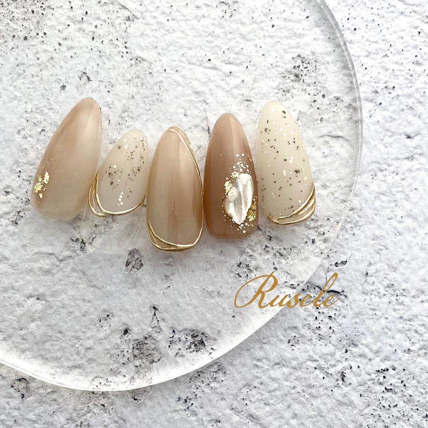 naomi on LIPS 「Ruseleのサンドパウダーを使ってカジュアルすぎない上品なサ..」(1枚目)