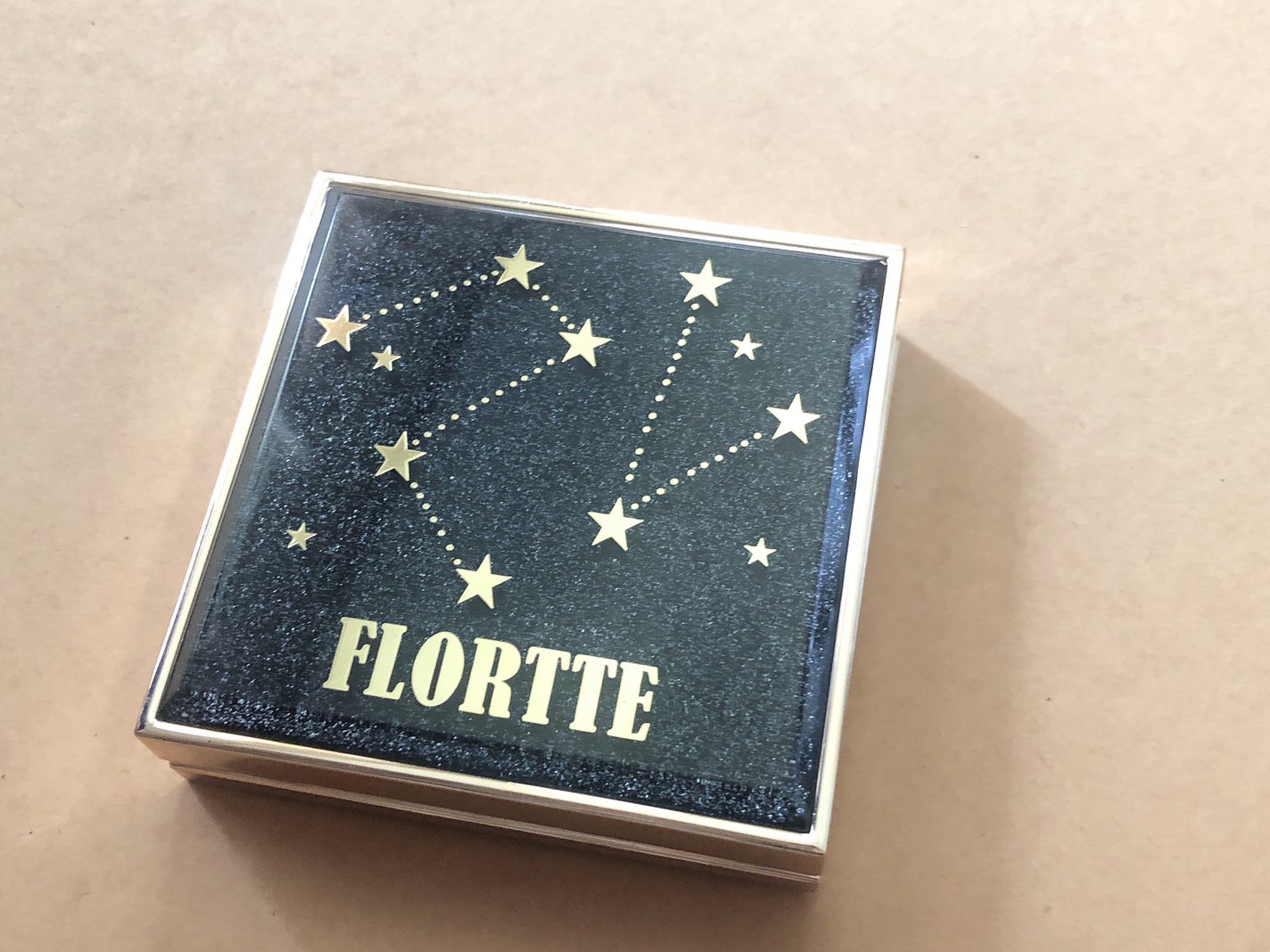 フロレット 星に願いシリーズ ブラッシュコンパクト/FLORTTE/単色アイシャドウを使ったクチコミ(1枚目)