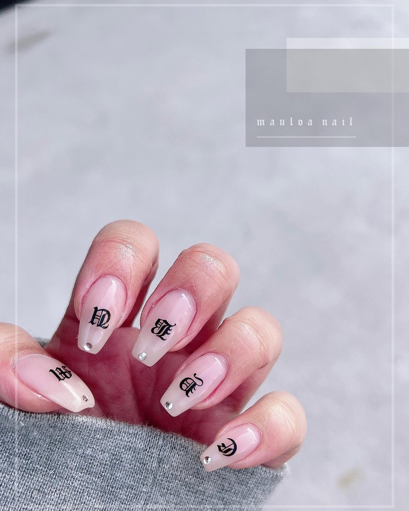 mauloa_nail on LIPS 「・久々のoldEnglish💗・・・・・#マグネットフレンチネ..」(1枚目)