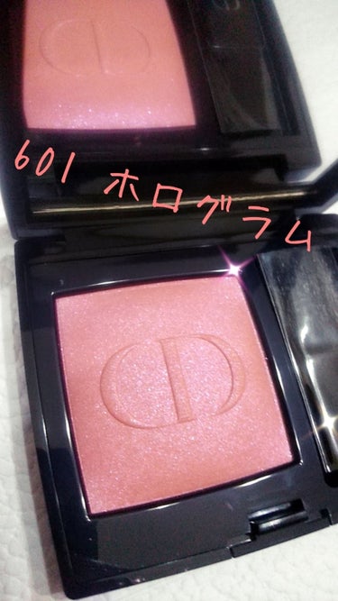 Dior　スキンルージュブラッシュ　601ホログラム

ラメ好きには堪らない多色ラメ✨が、ぎっしり入っていて、めちゃくちゃ可愛い🤤
色はコーラルピンクっぽい感じかな？

私は頬骨に薄くチークを入れるのが