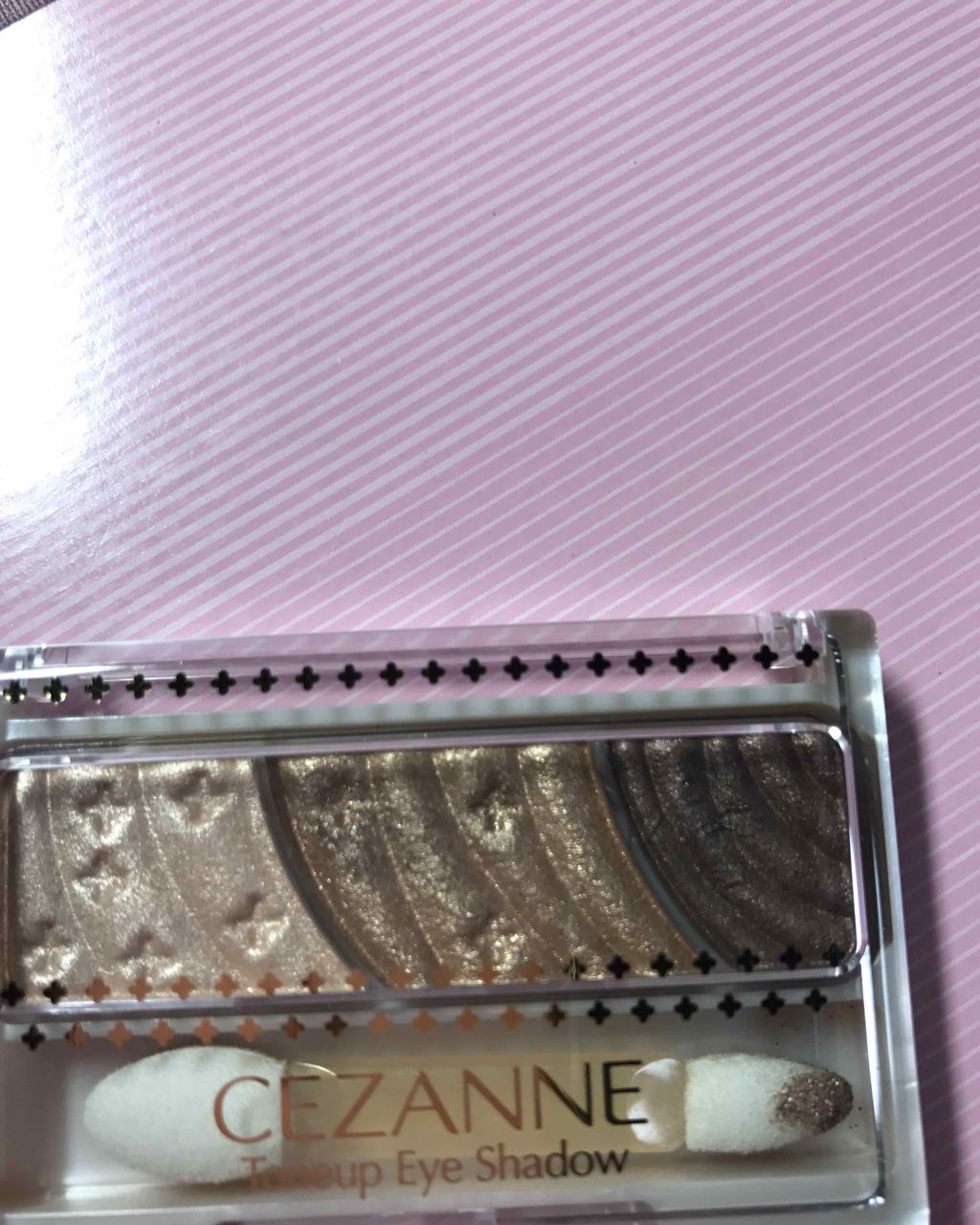 私のブラウンシャドウコレクション（笑）

セザンヌのトーンアップアイシャドウ01 ナチュラルブラウン   2枚目

肌馴染みが良くて控えめな艶が素敵(*≧∀≦*)三色だから指でササっと使えるのがいい（笑）

3枚目
リンメル ショコラスウィ