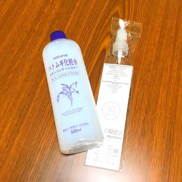 ハトムギ化粧水を最近久々に買いました。
手が不自由になってから数年、シャバシャバ系の化粧水は手からこぼしてしまったり両手で化粧水を温めて馴染ませたりできなくなったので遠ざかっていました。かといって、コッ