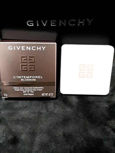 こちらは初売りで購入致しました！
GIVENCHYのランタンポレル　ブロッサム　クリームコンパクト
になります！！
これはYoutuber？あかりん？？て人がかなり良き！！みたいに
言って、バズったコス