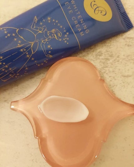 プラセホワイター プラセホワイター 薬用美白エッセンスクリームのクチコミ「こっくりめのテクスチャー。
伸びもよくはないけど、その分密着感がある。
気になる部分にピタ.....」(3枚目)