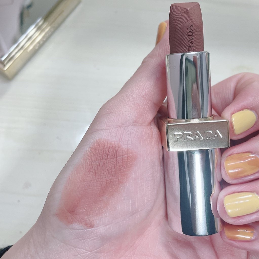 モノクローム ウェイトレス リップカラー(マット レザー)/PRADA BEAUTY/口紅を使ったクチコミ(4枚目)