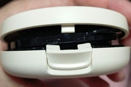 NARS ピュアラディアントプロテクション アクアティックグロー クッションファンデーション SPF50+/PA+++のクチコミ「こういうものらしいです
清潔を保つための仕様らしいです!
ーーー編集前ーーー
これは壊れてる.....」(1枚目)