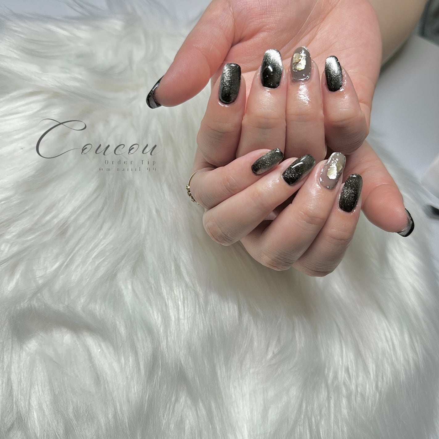 🐒ズボラママみっちゃんの高見えネイル💅 on LIPS 「ライブにオススメ!マグネットネイル🧲ベースに黒塗って上からベー..」(6枚目)