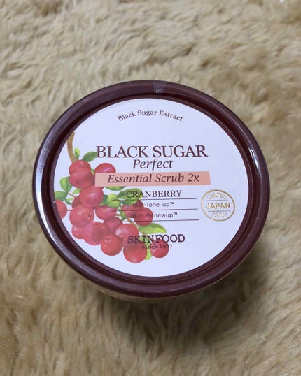 ブラックシュガーパーフェクト エッセンシャルスクラブ2Xクランベリー/SKINFOOD/洗い流すパック・マスクを使ったクチコミ(1枚目)