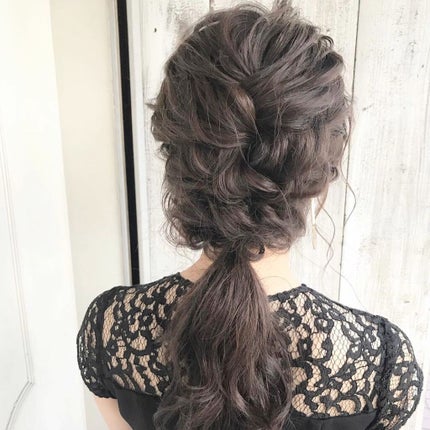 hibiai on LIPS 「.結婚式ヘアアレンジ♡ポニーテールの特集です😊💕ポニーの縛る位..」(8枚目)