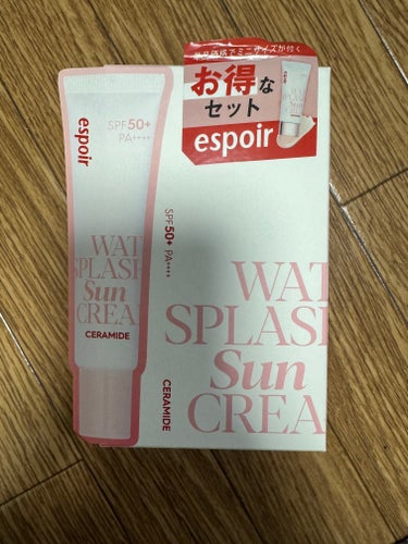  espoirウォータースプラッシュサンクリーム セラミドミニ付きセット60ml+20mlをLIPSで購入しました。

ダルバかエスポアか迷ってLIPSで購入できるこちらを選びました。
本来なら両方買って比べたかったのですが...。
エスポアはクーポンとポイントで半額以下で購入できてとても買いやすかったです。
3000円以上750円分とポイントも1700ぐらいあったので定価であっても安いです。

まず一番のポイントは抜群の保湿力です。セラミドが配合されているので日焼け止めとは思えないしっとり感です。刺激の心配のないヴィーガン商品なので安心して使えます。
幅広い年代の方にあう品かと思います。

少量ですごく伸びるし、量も多いので、コスパはいいと思います。

香りはほんのりで、そんなに残る感じはなかったです。嫌いでもないので問題なかったです。

手で伸ばした写真載せましたが右半分にのばしたら艶がほんとでますがカバー力はないと思うので違う下地と組み合わせたりコンシーラー使えばまた違うと思いました。

の画像 その0