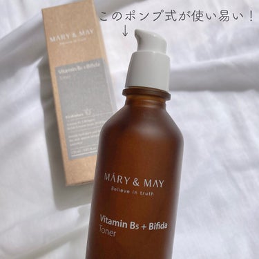 これを使うとなんだかお肌の調子がいい！最近ハマっているMARY&MAY、VitaminB5＋BifidaToner❤︎

最近色んな方の投稿を拝見して気になっていた、MARY&MAY！

こちらのVitaminB5＋BifidaTonerともう一つセラムを購入してみたのですが、どちらもすごく私のお肌には合っていて、私の中で急上昇中です！

まず、見た目がシンプルでお洒落！容器がプラではなくガラス製で茶色なので光を通しにくくて、劣化しにくくなっているところがかなり好印象！

また、ポンプ式でとっても使い易いのです！
一回に出る量も多過ぎず少な過ぎずで、本当に使い易くて、どれを使おうか悩んだ時に手が伸びます💓

香りは、私的にはオレンジの入浴剤のような、嗅いだことのある安心感のある香りがします！トナーにしては香りは強めかなと思いますが、塗ってしまえば気にならないくらいかな、と思います！

肝心の使用感ですが、
白っぽいお色をしていて、テクスチャーはサラサラな感じなのですが、お肌に塗り込んでいくと結構保湿力のあるタイプです！
私は何度か塗り重ねているのですが、お肌がもっちりしてきます！

そして、この子を使うとなんだかお肌が安定するのです！
ちょっと荒れてきそうだな、と思っていたお肌が落ち着いて元気になります！

香りフェチな私なのですが、この香りは正直得意ではない香りなのですが、ポンプ式で使い易いのと、お肌が安定するのでとても気に入っています💓
なくなったらリピするだろうなと思うほど、ハマっているMARY&MAYのVitaminB5＋BifidaTonerです！

#mary&may #マリーアンドメイ #トナー #化粧水 #沼るコスメたち の画像 その1