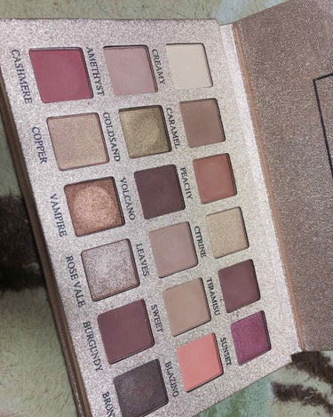 18 SHADE EYESHADOW PALETTE/MAANGE/アイシャドウパレットを使ったクチコミ（2枚目）