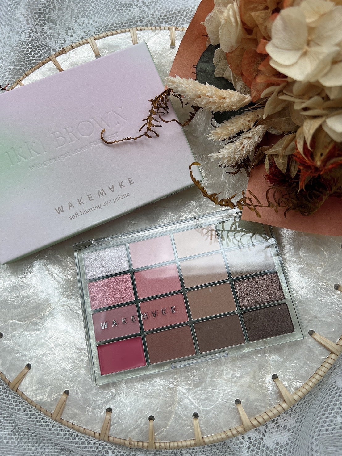 emimi on LIPS 「#PRWAKEMAKEの新色パレット♡✨ソフトブラーリングアイ..」(1枚目)