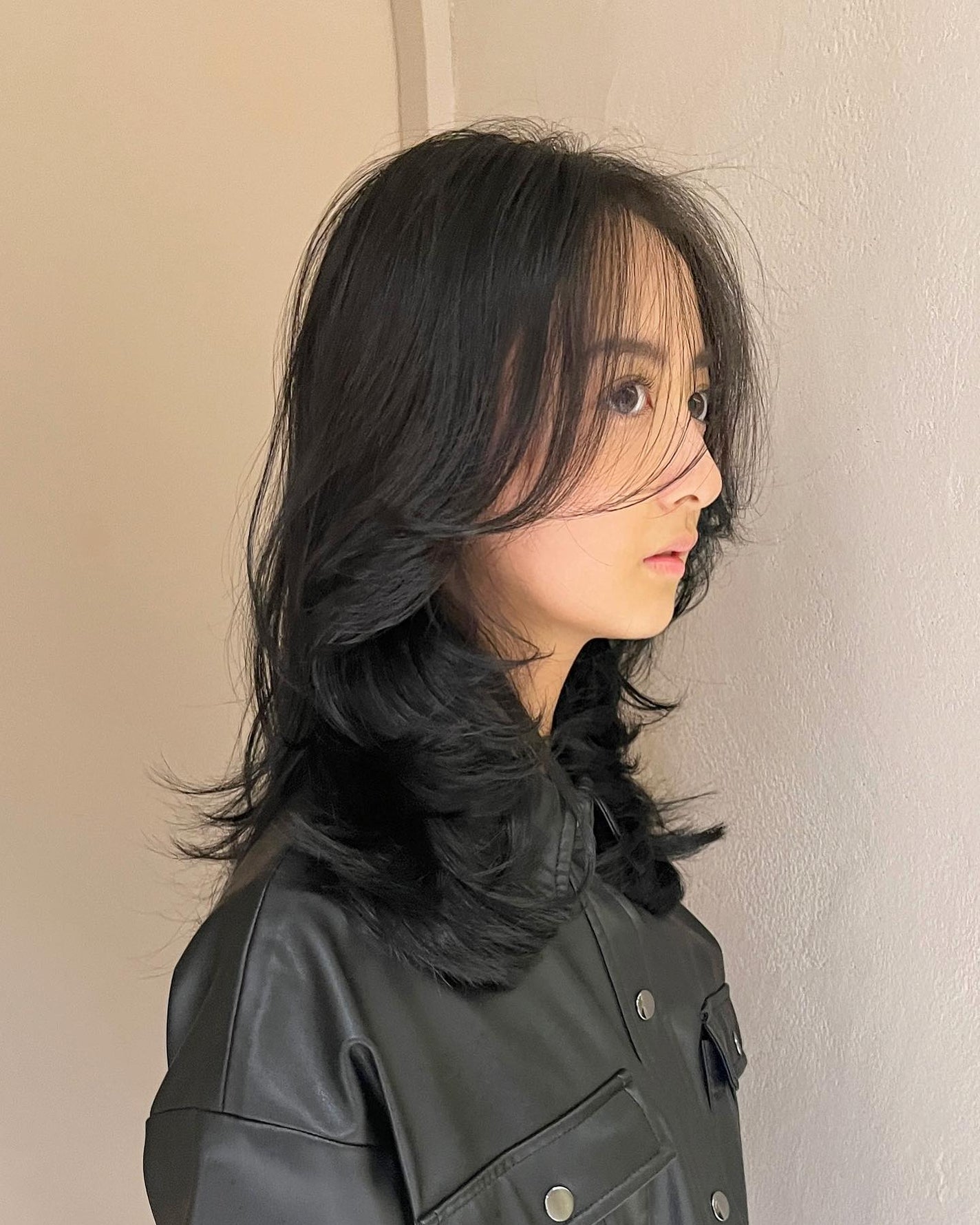 HARUNA on LIPS 「海外風な、お洒落レイヤースタイル🇬🇧です!ふわっと巻きやすいレ..」(3枚目)