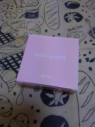 A'pieu　PASTEL BLUSHER
オピュ　パステルブラッシャー
 PK07

画像3枚目からもわかるように、色づいたのがわからないほど薄づきです(笑)
ただ、それが使いやすい…

基本単品でつ