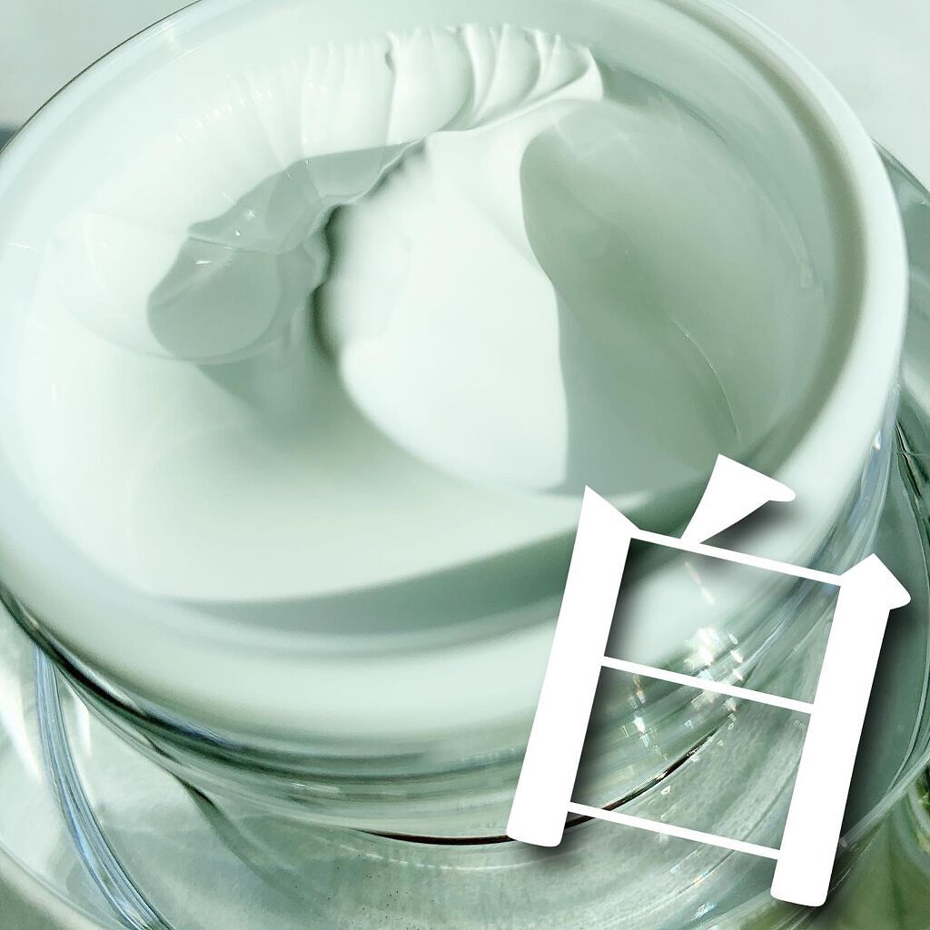 本田翼さん愛用で市民権を得た
#パワーブライトニンググルタチオンクリーム

一度使ってみたもののリピには至っておらず
今回再び使用してみて気づいたことをメモ✍️


こっくりめのクリームは
夏には少し重く感じましたが
冬に使うとちょうどいい