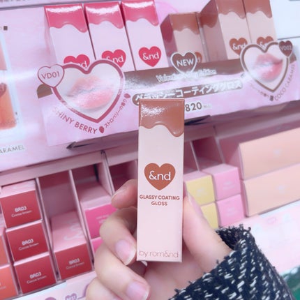 グラッシーコーティンググロス VD02 ココキャラメル/&nd by rom&nd/リップグロスを使ったクチコミ(1枚目)