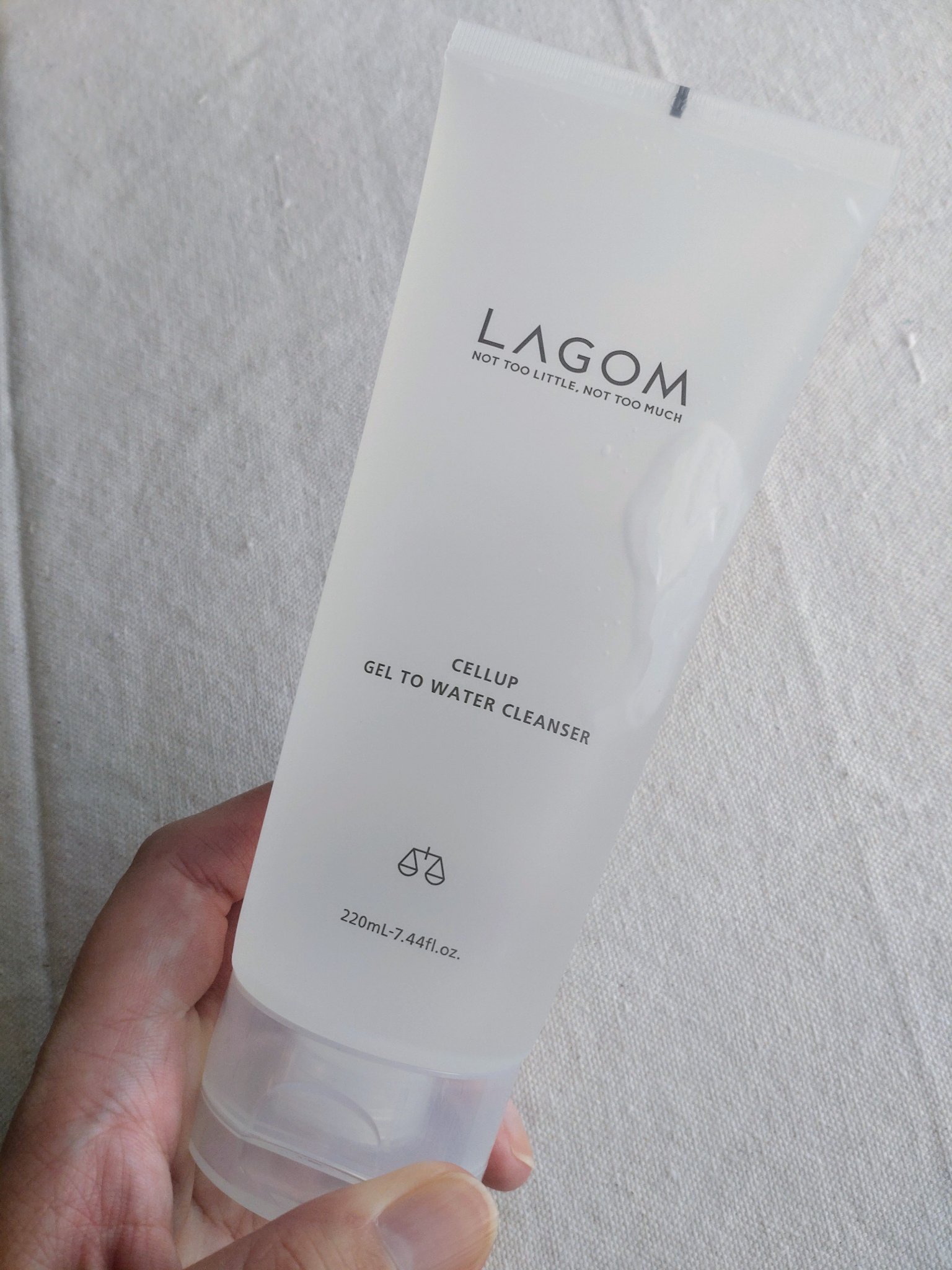 LAGOM　ラゴム ジェルトゥウォーター クレンザー

────────────
朝用のジェル洗顔。

みずみずしいジェル状のテクスチャーで、泡立て不要なので時短にもなり忙しい朝に使うのに便利です！

肌になじませるとスルスルと軽い使用感で