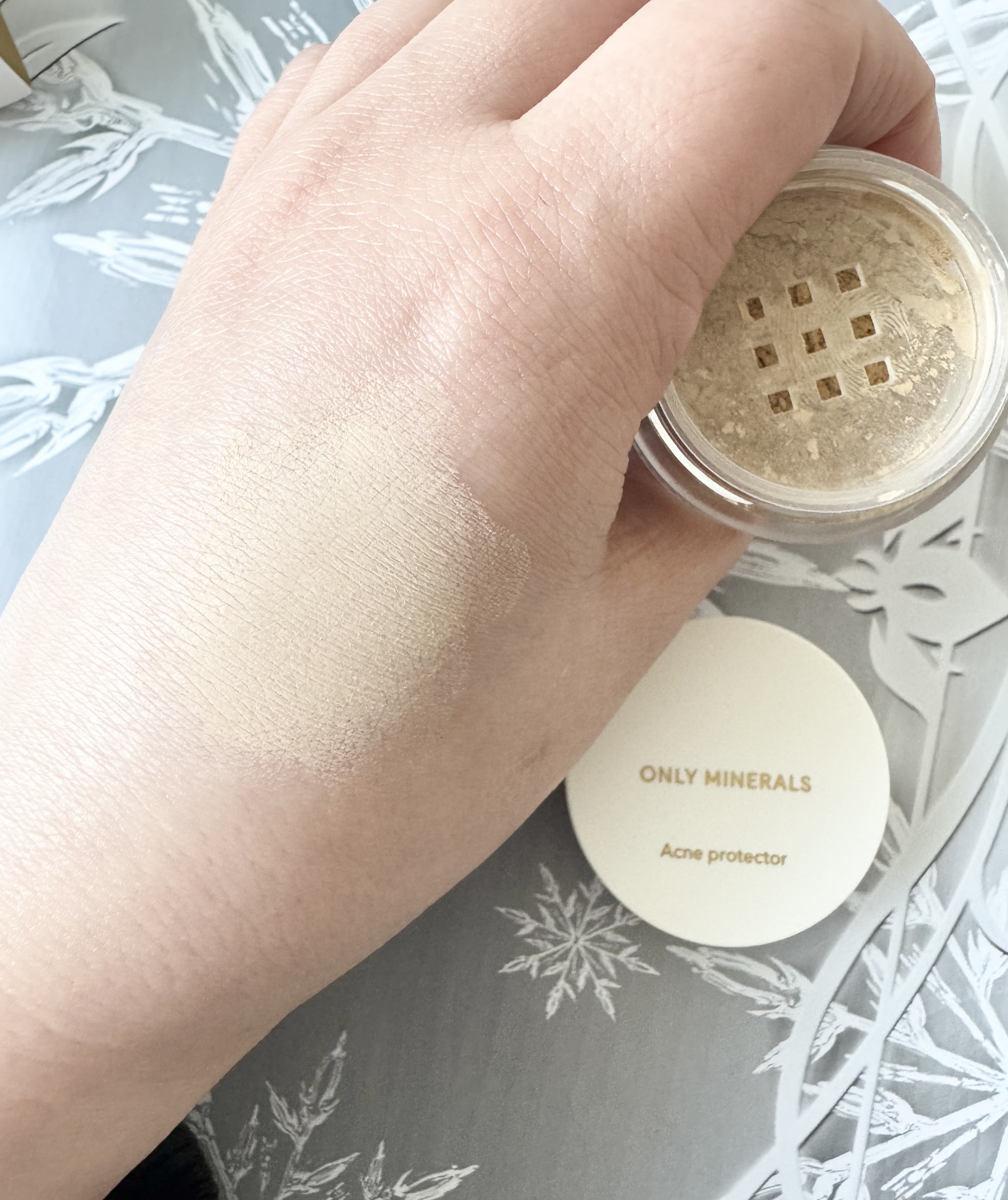 薬用コンシーラー アクネプロテクター/ONLY MINERALS/パウダーコンシーラーを使ったクチコミ（3枚目）