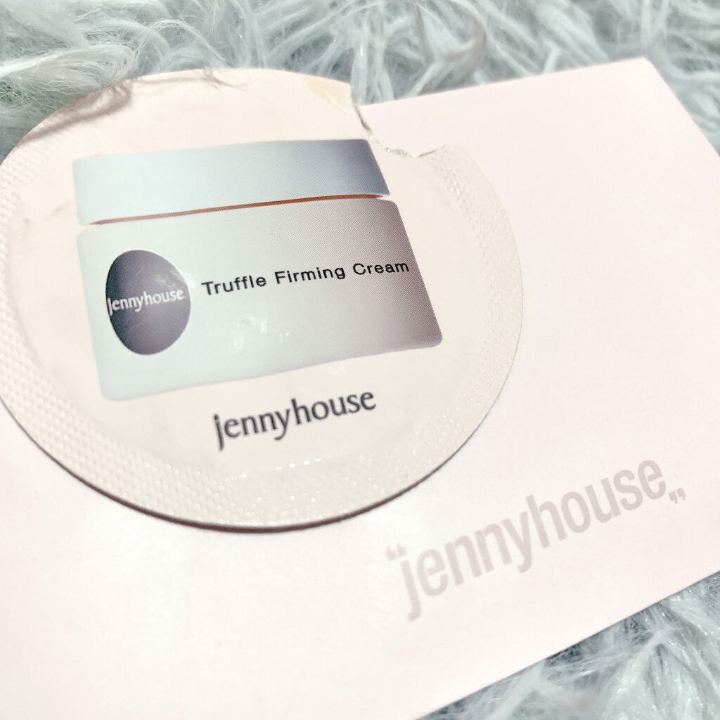 

ジェニーハウス
トリュフ ファーミング 
クリームタイプ



香りはほぼないです！(例えにくい匂い)

塗った直後は割とベタついてあれ？と思ったけど少したったらサラッと触り心地の良いスベスベ肌に(⸝⸝•‧̫•⸝⸝)

保湿力がかなり高
