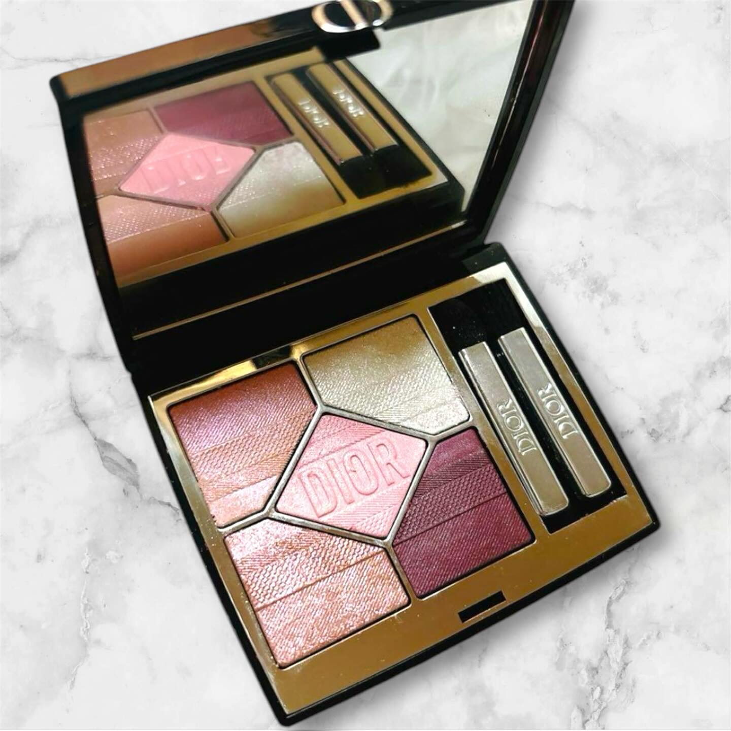 ⁡︎💕︎サンククルール993 ︎💕︎

限定発売の特別なアイシャドウパレットで、華やかでエレガントな色合いが特徴です。
⁡
993番は、深みのあるシェードが揃い、洗練された印象を目元に演出できます。
⁡
高発色で美しいグラデーションが簡